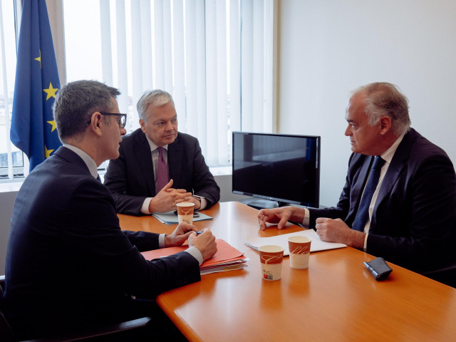 (I-D) El ministro de Presidencia, Justicia y Relaciones con las Cortes del Gobierno de España, Félix Bolaños; el comisario europeo de Justicia Didier Reynders y el vicesecretario de Institucional del PP, Esteban González Pons, durante una reunión en el Pa
