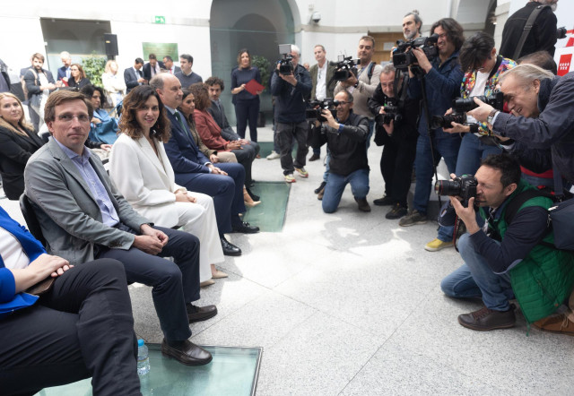 La presidenta de la Comunidad de Madrid, Isabel Díaz Ayuso, junto al alcale de Madrid en un acto en la Real Casa de Postas