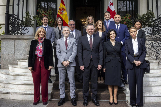 El ministro del Interior, Fernando Grande-Marlaska, se ha reunido en Madrid con su homólogo georgiano, Vakhtang Gomelauri, para firmar el convenio bilateral de reconocimiento mutuo y canje de los permisos de conducción