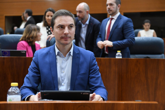 El portavoz de PSOE en la Asamblea, Juan Lobato, durante un pleno en la Asamblea de Madrid.