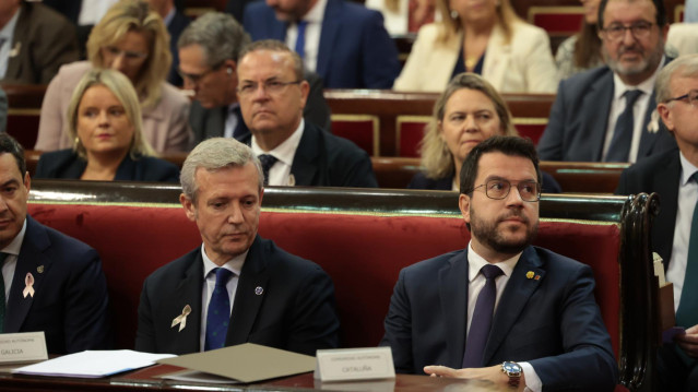 Archivo - El presidente de la Xunta de Galicia, Alfonso Rueda (i) y el presidente de la Generalitat de Cataluña, Pere Aragonès (d), durante un debate tras la Comisión General de las Comunidades Autónomas, en el Senado, a 19 de octubre de 2023, en Madrid (