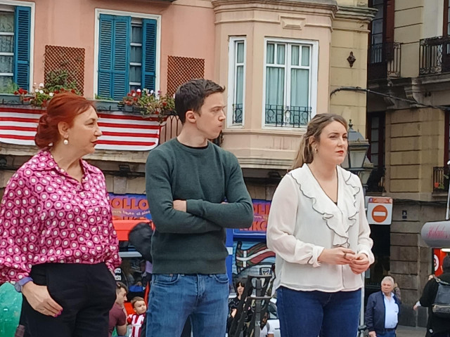 El portavoz en el Congreso de Sumar, Iñigo Errejón, y la candidata a lehendakari, Alba García, en un acto en Bilbao.