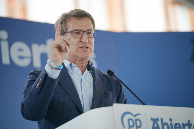 El líder del PP, Alberto Núñez Feijóo, interviene durante un acto de campaña de su partido, en la Plaza de España, a 5 de abril de 2024, en Vitoria, Álava, País Vasco (España). Feijóo ha apoyado al candidato a lehendakari del PP vasco, Javier de Andrés, e