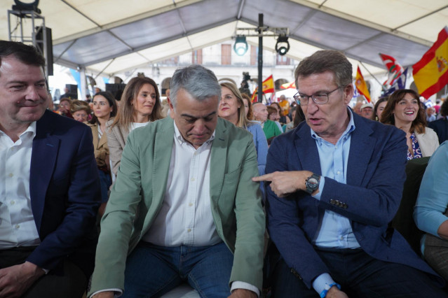 El presidente del PP vasco y candidato a lehendakari, Javier de Andrés (c) y el líder del PP, Alberto Núñez Feijóo (d), durante el mitin de este viernes en Vitoria-Gasteiz