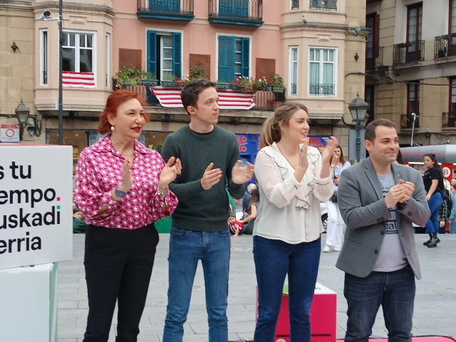 Acto de Sumar en Bilbao con Iñigo Errejón, Alba García, Xabi Jiménez y Carmen Muñoz.