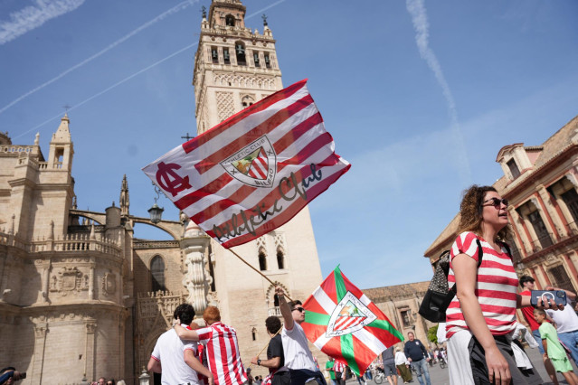 Aficionados del Athletic Club de Bilbao en el entorno de la Catedral este viernes.
