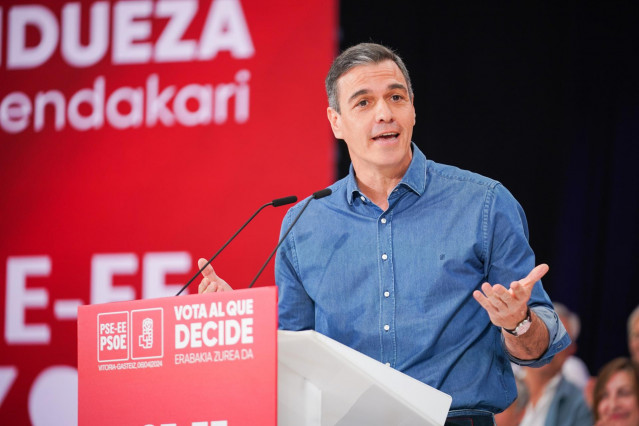 El presidente del Gobierno y líder del PSOE, Pedro Sánchez, interviene durante un acto de campaña del PSOE, en el Palacio Europa, a 6 de abril de 2024, en Vitoria-Gasteiz, Álava
