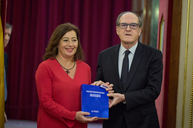 Archivo - El Defensor del Pueblo, Ángel Gabilondo, y la presidenta del Congreso de los Diputados, Francina Armengol, posan durante el acto de presentación del informe del Defensor del Pueblo sobre denuncias por abusos sexuales en el ámbito de la Iglesia c