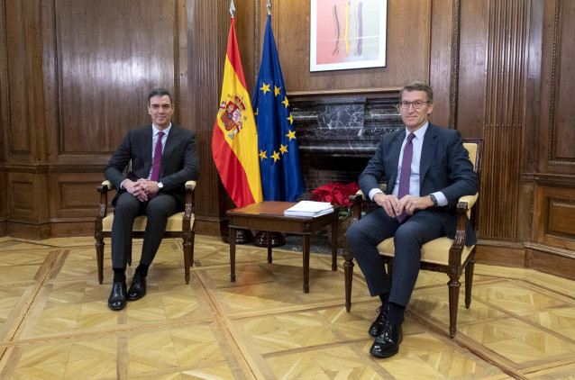 Archivo - El presidente del Gobierno, Pedro Sánchez (i), y el líder del PP, Alberto Núñez Feijóo (d), durante una reunión, en el Congreso de los Diputados, a 22 de diciembre de 2023, en Madrid (España).
