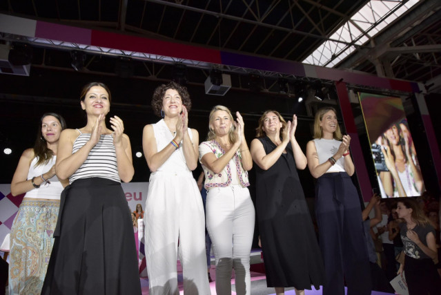 Archivo - (I-D) La ministra, Sira Rego, la diputada, Aina Vidal, la líder de Sumar, Yolanda Díaz, la exalcaldesa de Barcelona, Ada Colau, y la presidenta de los Comuns en el Parlament, Jéssica Albiach, en L’Hospitalet de Llobregat, Barcelona, Catalunya (E