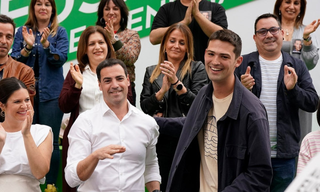 El candidato del PNV a lehendakari, Imanol Pradales, junto al cabeza de lista por Álava, Joseba Díez