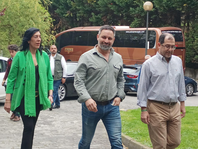 El presidente de Vox, Santiago Abascal, junto a la candidata a Lehendakari, Amaia Martínez, y el cabeza de lista por Gipuzkoa, Andrés Paramio, en una comida con afiliados en Irun