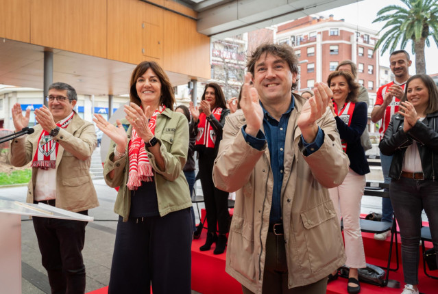 El candidato a lehendakari del PSE-EE, Eneko Andueza, la vicelehendakari, Idoia Mendia, y el portavoz en el Congreso de los Diputados por el PSOE, Patxi López, en un acto político en Santurtzi