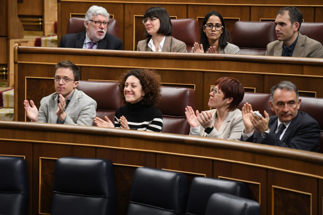El portavoz de Sumar en el Congreso, Íñigo Errejón (1i) y la portavoz de En Comú Podem, Aina Vidal (2i), durante una sesión, en el Congreso de los Diputados, a 19 de marzo de 2024, en Madrid (España)