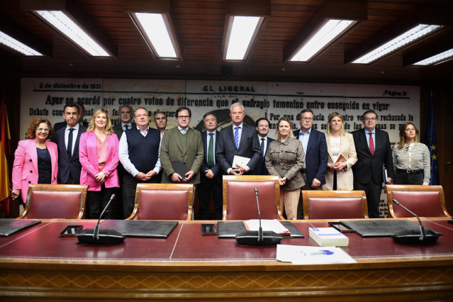Foto de familia de los asistentes a la constitución y designación de la mesa de la Comisión de Investigación por el ‘caso Koldo’, en el Senado, a 1 de abril de 2024, en Madrid (España).