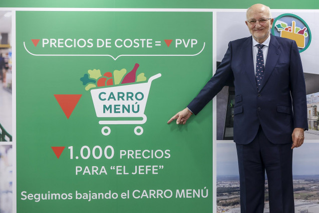El presidente de Mercadona, Juan Roig, posa tras una rueda de prensa para informar sobre la situación actual y futura de Mercadona