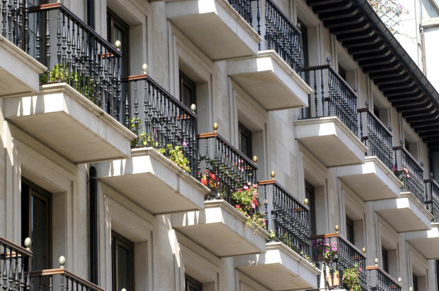 Archivo - El 35% de los compradores de viviendas no ha necesitado una hipoteca, un 3% más interanual, según Fotocasa.