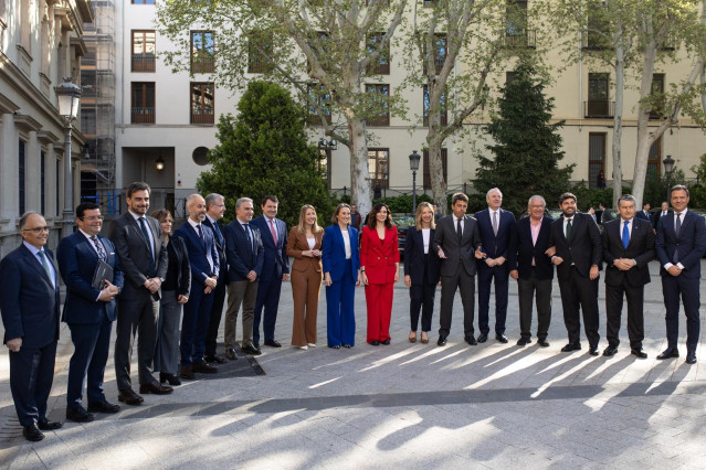 El senador del Partido Popular Antonio Silván (6i); el diputado del PP Elías Bendodo (7i); el presidente de la Junta de Castilla y León, Alfonso Fernández Mañueco (8i); la presidenta de la Junta de Extremadura, María Guardiola (9i); la secretaria general