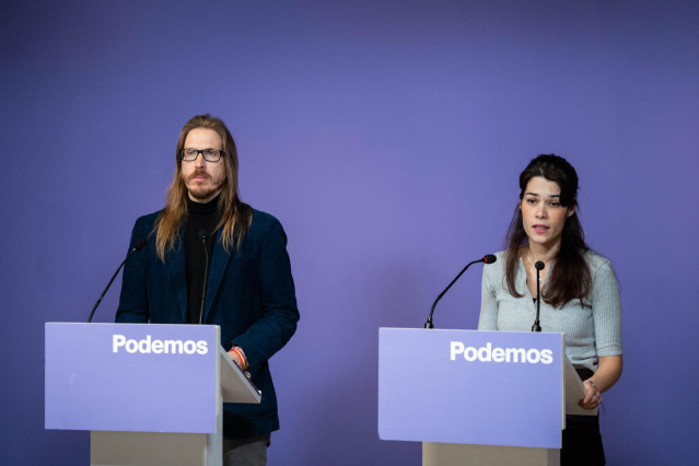 Archivo - El secretario de Organización y portavoz de Podemos, Pablo Fernández, y la portavoz de Podemos, Isa Serra, durante una rueda de prensa, en la sede de Podemos, a 19 de febrero de 2024, en Madrid (España).