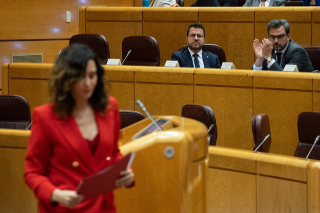 La presidenta de la Comunidad de Madrid, Isabel Díaz Ayuso, y el presidente de la Generalitat de Catalunya, Pere Aragonès (i), durante la reunión de la Comisión General de las Comunidades Autónomas, en el Senado, a 8 de abril de 2024, en Madrid (España).
