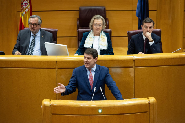 El presidente de la Junta de Castilla y León, Alfonso Fernández Mañueco, interviene durante la reunión de la Comisión General de las Comunidades Autónomas, en el Senado.