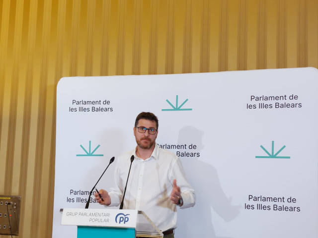 El portavoz parlamentario del PP, Sebastià Sagreras, en rueda de prensa