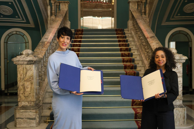 La embajadora de Estados Unidos, Julissa Reynoso (d), y  la ministra de Inclusión, Seguridad Social y Migraciones, Elma Saiz (i), tras la firma del nuevo texto del Convenio de Seguridad Social entre España y Estados Unidos, en Madrid a 8 de abrul de 2024.
