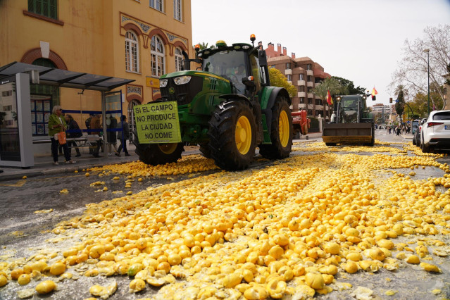 Agricultores arrojan limones en la puerta de la Subdelegación del Gobierno de Málaga, en señal de protesta