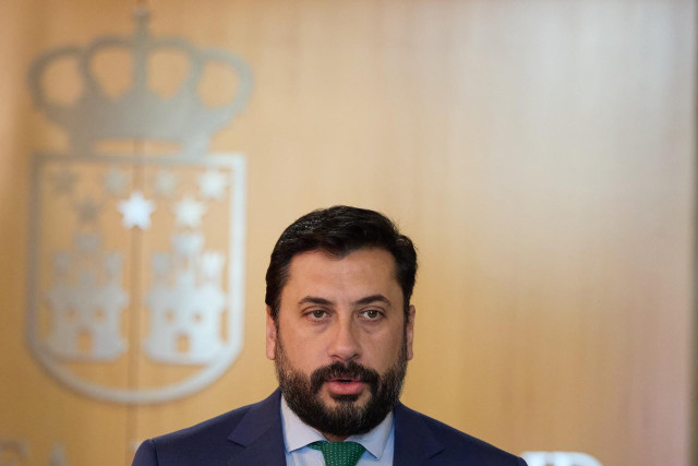 El portavoz del Partido Popular en la Asamblea de Madrid, Carlos Díaz-Pache, ofrece declaraciones a los medios durante un pleno en la Asamblea de Madrid