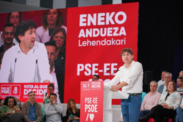 El secretario general del PSE-EE y candidato a Lehendakari, Eneko Andueza, interviene durante un acto de campaña.