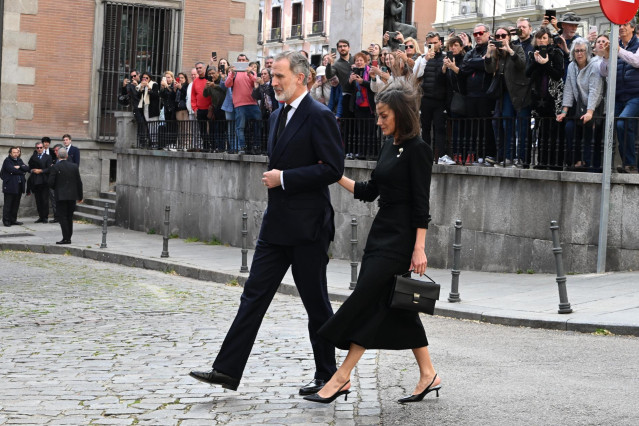 Los Reyes Felipe y Letizia a su llegada a la misa funeral de Fernando Gómez-Acebo y de Borbón, en la Catedral Castrense, a 08 de abril de 2024, en Madrid (España).