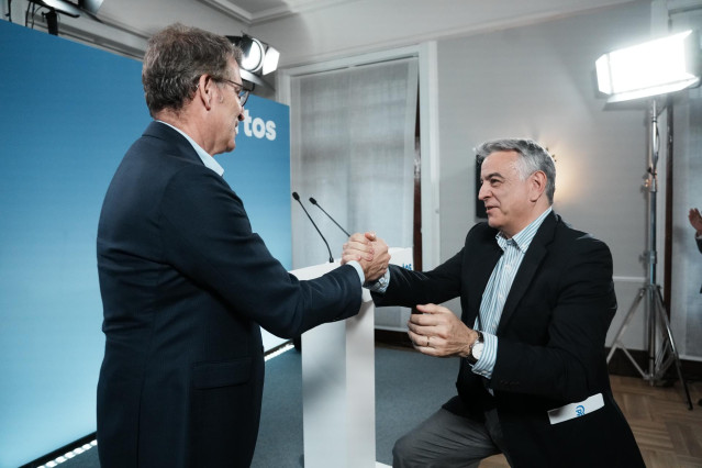 El presidente del PP, Alberto Núñez Feijóo, con el candidato popular a lehendakari, Javier de Andrés.
