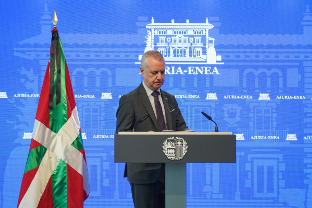 El lehendakari, Iñigo Urkullu, en su comparecencia ante los medios de comunicación para leer una declaración institucional con motivo del fallecimiento de Jose Antonio Ardanza
