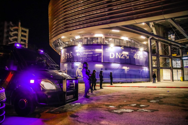 Archivo - Agentes de policía escoltan a los aficionados en las inmediaciones del estadio Santiago Bernabéu después de la segunda semifinal de la Copa del Rey entre el Real Madrid y FC Barcelona, 2 de marzo de 2023, en Madrid (España).