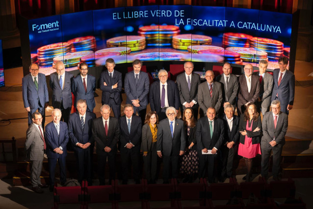 El presidente de Foment del Treball, Josep Sánchez Llibre, junto al grupo de expertos que han elaborado las 80 propuestas para reformar el sistema fiscal catalán, presentadas este martes en Barcelona