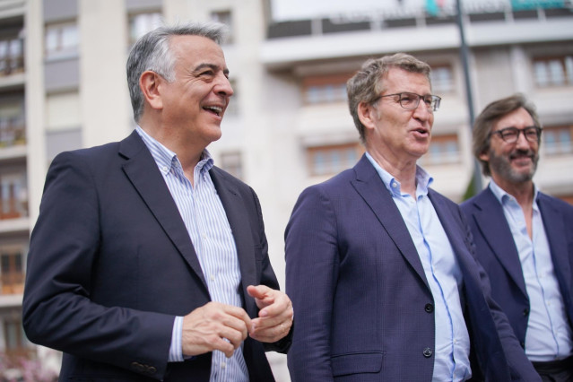 (I-D) El presidente del PP del País Vasco y candidato a lehendakari, Javier de Andrés; el presidente del PP, Alberto Núñez Feijóo, y el presidente del PP de Álava, Iñaki Oyarzábal, a su llegada a un acto de campaña electoral del PP vasco en el Museo Artiu