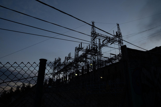Archivo - Tendido eléctrico, a 31 de diciembre de 2022, en Barcelona, Cataluña (España)