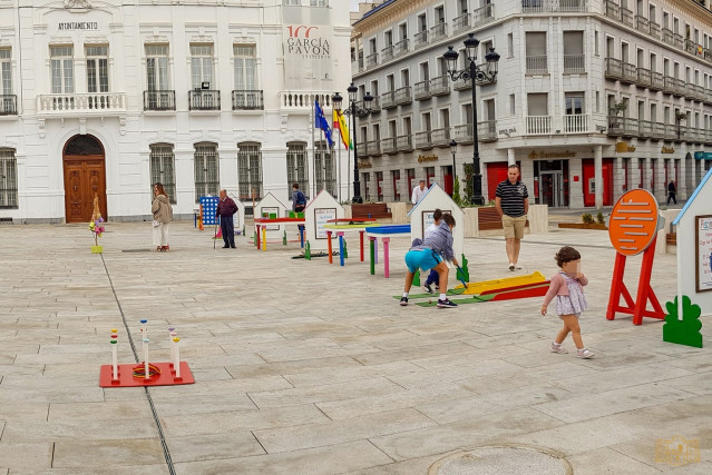 Archivo - Niños jugando en una plaza