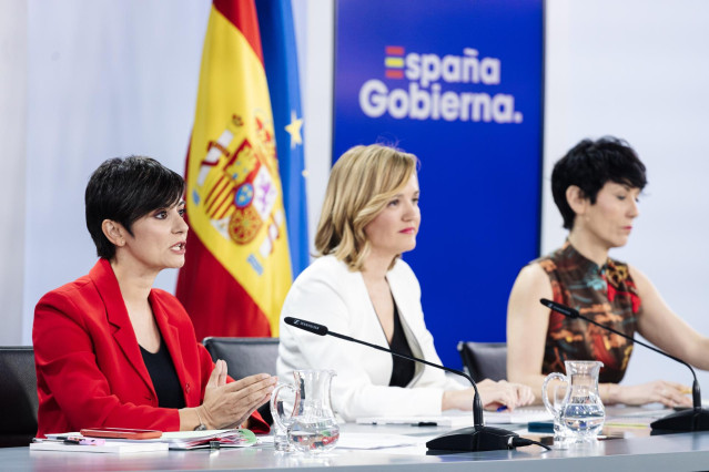 (I-D) La ministra de Vivienda y Agenda Urbana, Isabel Rodríguez; la ministra Portavoz, Pilar Alegría, y la ministra de Inclusión, Seguridad Social y Migraciones, Elma Saiz, durante una rueda de prensa posterior a la reunión del Consejo de Ministros.