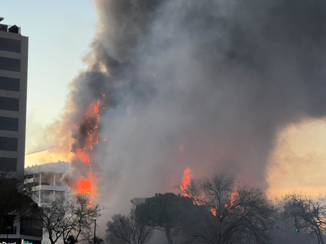 Archivo - Imagen del incendio en la calle Maestro Rodrigo del barrio de Campanar de València