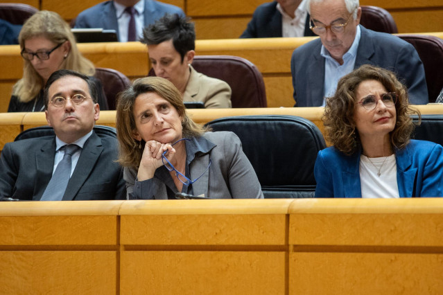 (I-D) El Ministro de Asuntos Exteriores, José Manuel Albares; la vicepresidenta tercera y ministra para la Transición Ecológica y el Reto Demográfico, Teresa Ribera y la vicepresidenta primera y ministra de Hacienda, María Jesús Montero, durante un pleno
