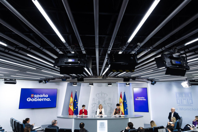 (I-D) La ministra de Vivienda y Agenda Urbana, Isabel Rodríguez; la ministra Portavoz, Pilar Alegría, y la ministra de Inclusión, Seguridad Social y Migraciones, Elma Saiz, durante una rueda de prensa posterior a la reunión del Consejo de Ministros, a 9 d