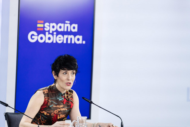 La ministra de Inclusión, Seguridad Social y Migraciones, Elma Saiz, durante una rueda de prensa posterior a la reunión del Consejo de Ministros, a 9 de abril de 2024, en Madrid (España).