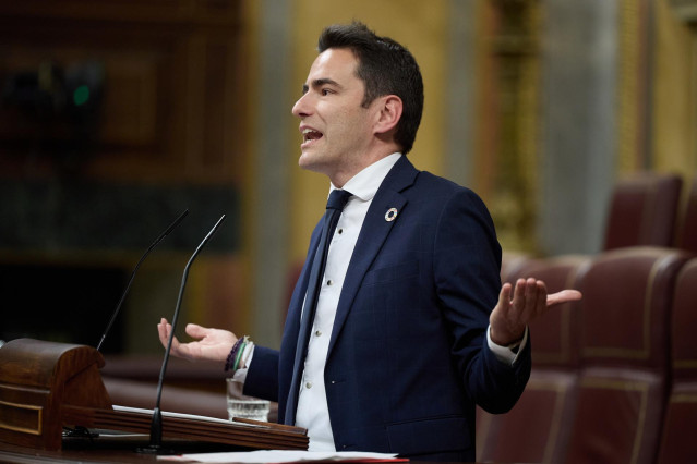 El diputado del PSOE Pedro Casares interviene durante una sesión plenaria en el Congreso de los Diputados, a 9 de abril de 2024, en Madrid (España).