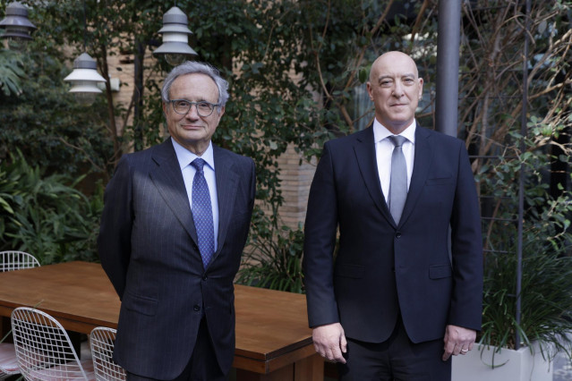 El presidente de Celsa Group, Rafael Villaseca (i), y el consejero delegado de la siderúrgica, Jordi Cazorla (d), posan tras una rueda de prensa, en el Hotel Alexandra, a 9 de abril de 2024, en Barcelona