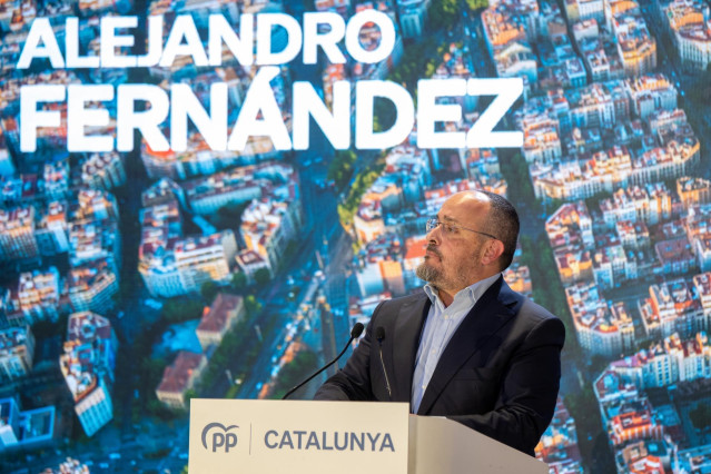 El candidato del PP a las elecciones catalanas, Alejandro Fernández, durante un mitin de su partido, en el Hotel Catalonia Plaza, a 3 de abril de 2024, en Barcelona, Catalunya (España).