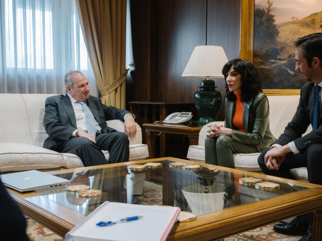 El ministro de Industria y Turismo, Jordi Hereu (i); la consejera delegada de Pymar, Almudena López del Pozo (c) y el secretario general de Pymar, José Francisco Fernández (d).