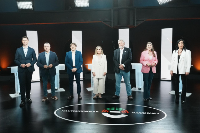 Los candidatos antes del inicio del debate electoral que TVE ha celebrado entre los principales candidatos y representantes a las elecciones vascas