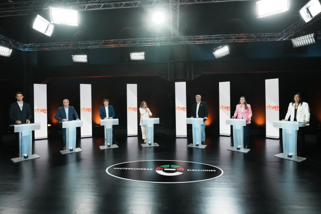 (I-D) El cabeza de lista del EAJ-PNV por Álava, Joseba Díez Antxustegi; el candidato del PP  a Lehendakari, Javier de Andrés; el candidato del PSE-EE  a Lehendakari, Eneko Andueza; la cabeza de lista de EH Bildu por Gipuzkoa, Nerea Kortajarena Ibañez; el