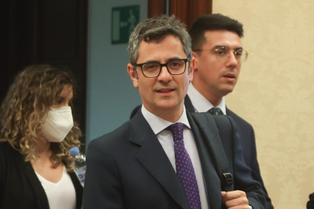 Archivo - El ministro de la Presidencia, Relaciones con las Cortes y Memoria Democrática, Felix Bolaños (c), a su llegada a la Comisión Constitucional, en el Congreso de los Diputados, a 11 de mayo de 2022, en Madrid (España).